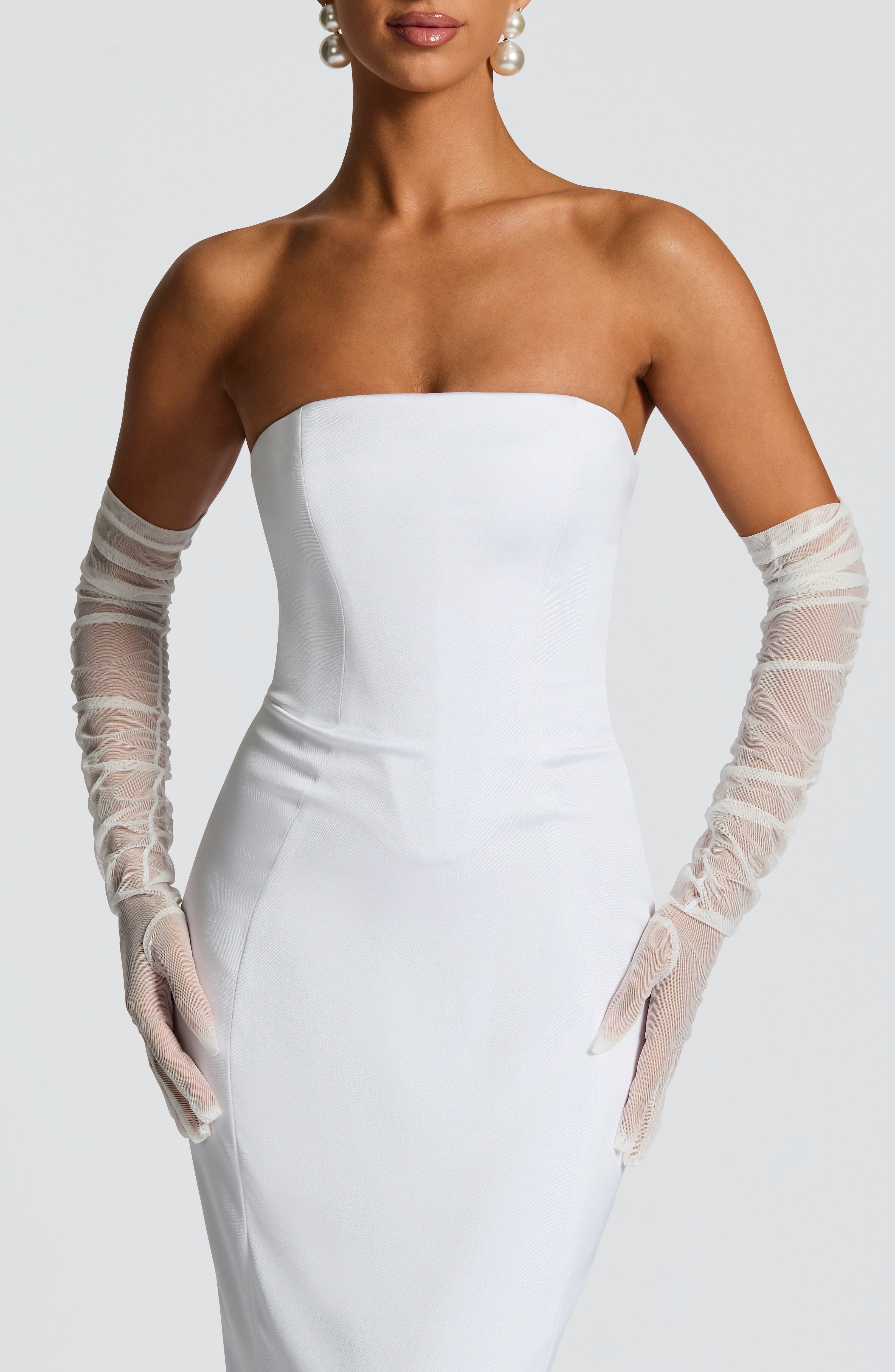 Fioreclo Adara Gloves in Ivory