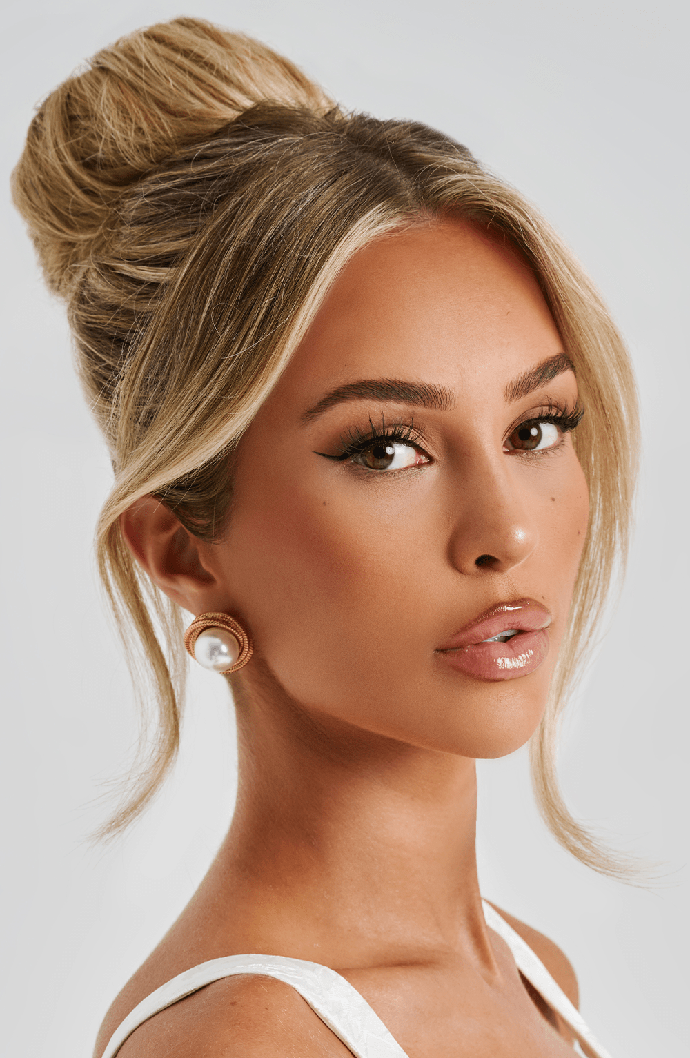 Flourenne Davinia Earrings in Gold