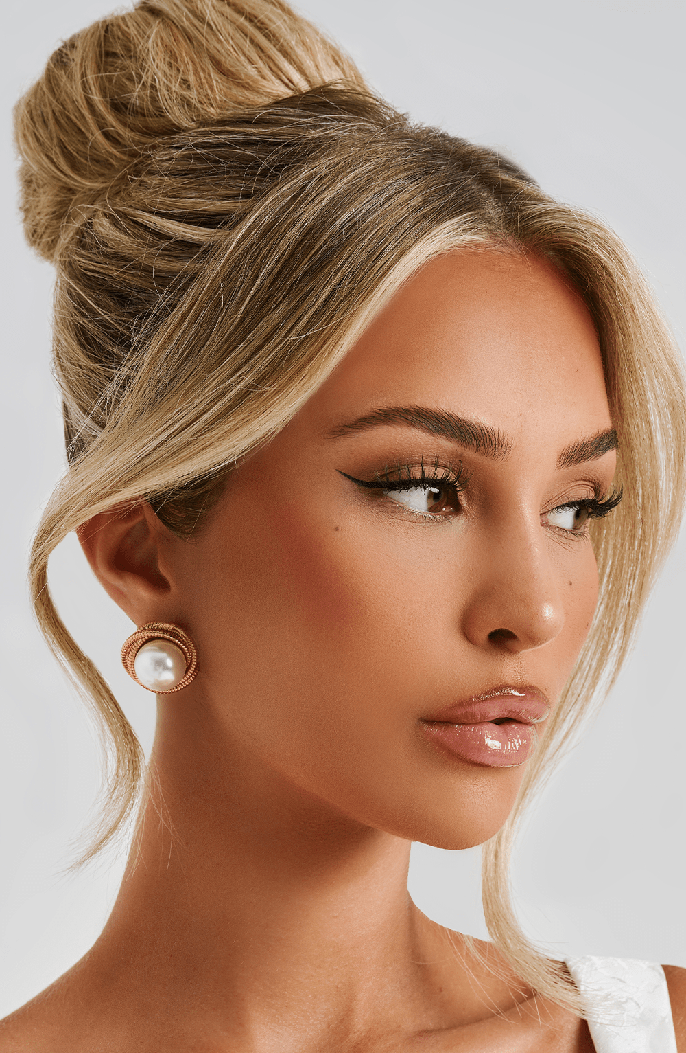Flourenne Davinia Earrings in Gold